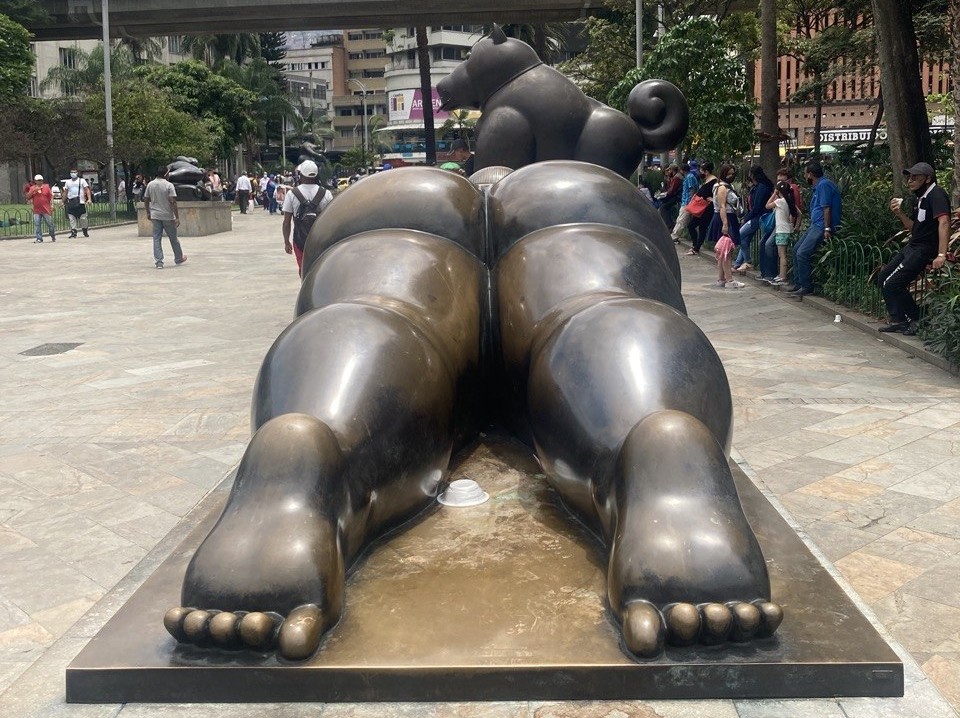 Fernando Botero sculpture of a reclining woman, featuring voluptuous curves and smooth bronze finish, symbolizing beauty, form, and the artist’s signature style.